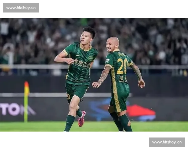 转会传闻持续发酵豪门争夺核心球员引发新赛季格局猜想变数增多悬念